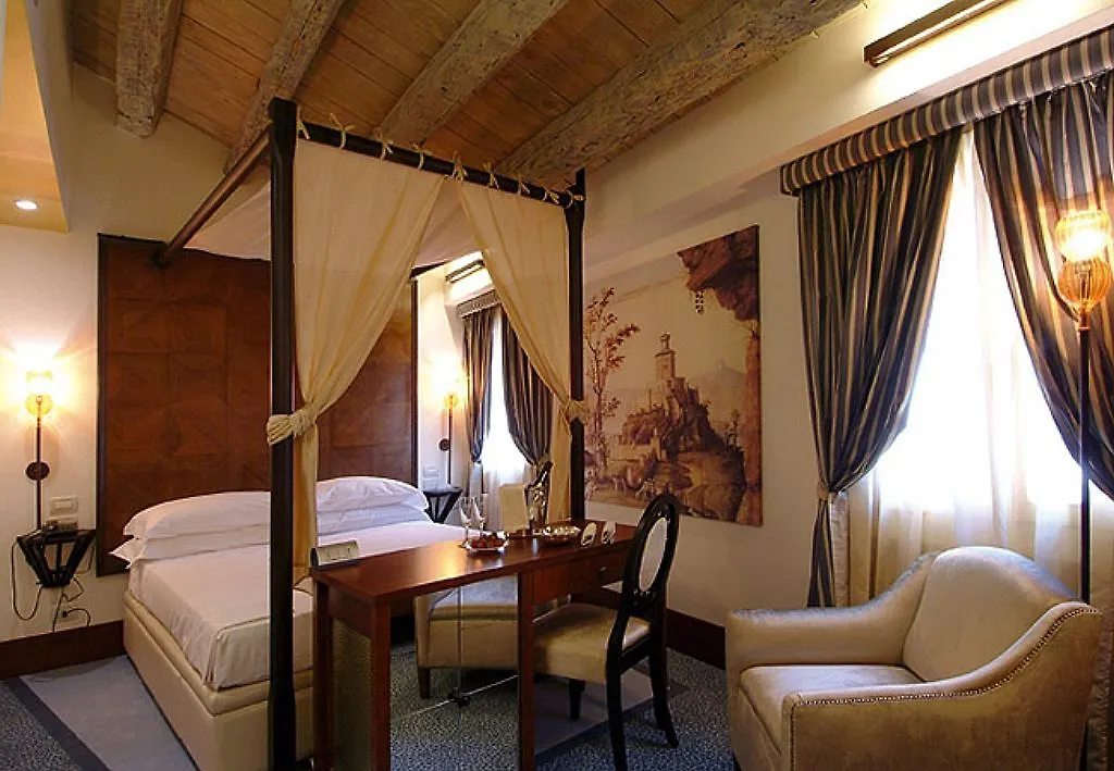 Hotel Dei Dragomanni Venice 4*,